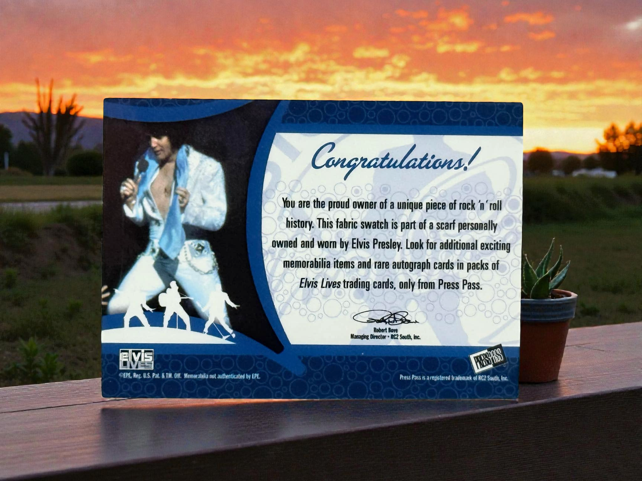 ELVIS PRESLEY - Authentic Worn Scarf Memorabila Relic Card - 2007 Press Pass